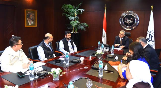 الهيئة العامة للاستثمار تبحث إنشاء مجمع صناعي للغزل والنسيج باستثمارات 100 مليون دولار  