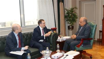 وزير الكهرباء يبحث مع سفير بريطانيا بالقاهرة الفرص الاستثمارية فى مجالات الطاقة المتجددة