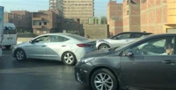 ظهور كثافات مرورية في الصف إثر حادث تصادم تريلا و3 سيارات أعلى الطريق الصحراوي