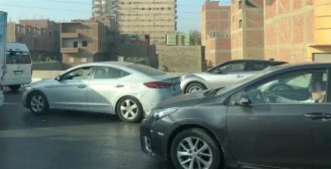 ظهور كثافات مرورية في الصف إثر حادث تصادم تريلا و3 سيارات أعلى الطريق الصحراوي