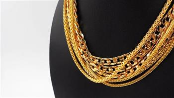 شاهد.. طفل صيني يكسر قلادة والدته الذهبية لأجزاء ويهديها لأصدقائه