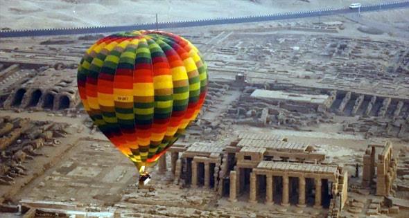 شاب ينهي حياته بأغرب طريقة.. قفز من منطاد على ارتفاع 1000 قدم