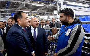 رئيس الوزراء يجري حوارا مع أحد العاملين خلال افتتاح مصنع "ليوني مصر" العالمية لضفائر السيارات