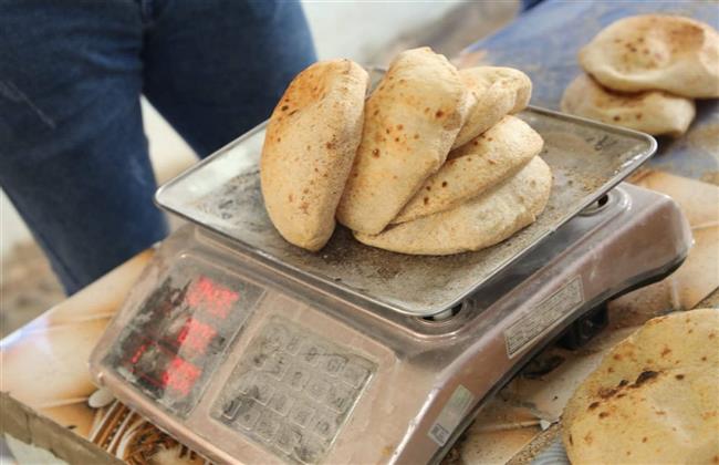 محافظ الوادي الجديد يُنذر بغلق مخبز بمدينة الخارجة لتلاعبه بوزن رغيف العيش