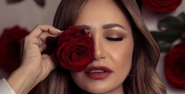 ليلى علوي بإطلالة أنيقة في عيد الحب