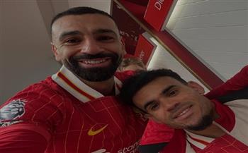 محمد صلاح يحتفل بالفوز على ولفرهامبتون مع لويس دياز