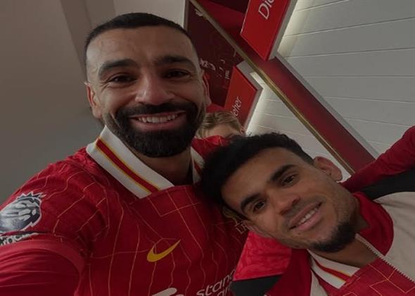 محمد صلاح يحتفل بالفوز على ولفرهامبتون مع لويس دياز