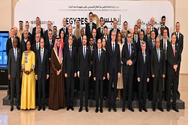 الرئيس السيسي يتوسط صورة تذكارية مع المشاركين في فعاليات "إيجبس 2025"