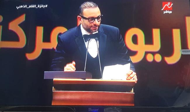 أحمد عثمان يحصل على جائزة القلم الذهبي في الرياض