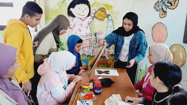 تقنيات الطباعة على الأقمشة في ورشة فنية بمكتبة السلام للطفل