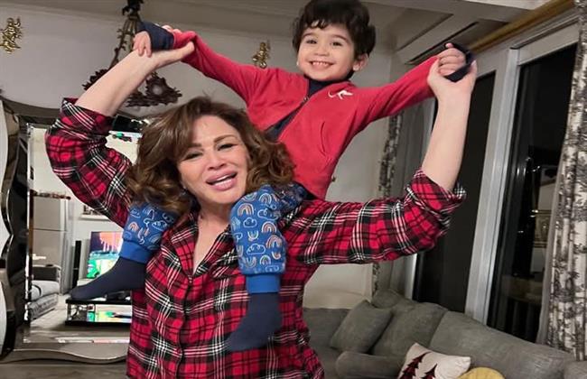 إلهام شاهين  في إطلالة عفوية مع ابني شقيقها أمير