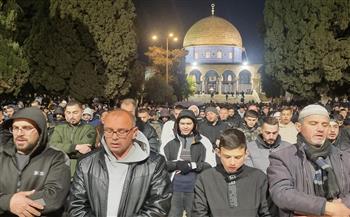 70 ألفا يؤدون صلاتي العشاء والتراويح في رحاب المسجد الأقصى المبارك