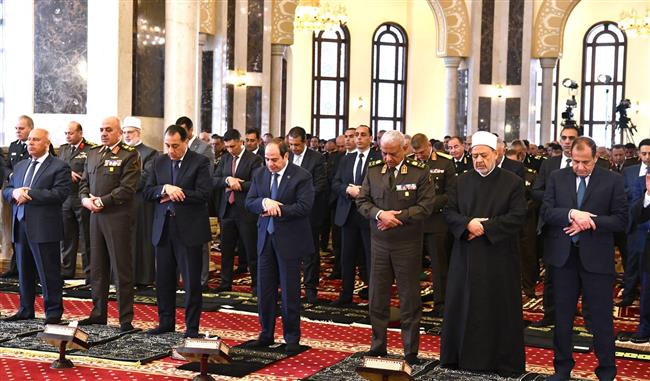 المتحدث الرسمي لرئاسة الجمهورية ينشر صور الرئيس أثناء صلاة الجمعة بمسجد المشير