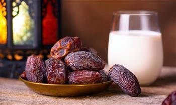 فوائد للإفطار على التمر واللبن في رمضان