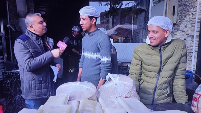 عمرو الليثي يواصل جولاته الرمضانية ويكرم العاملين في محل الفطائر بجوائز مالية