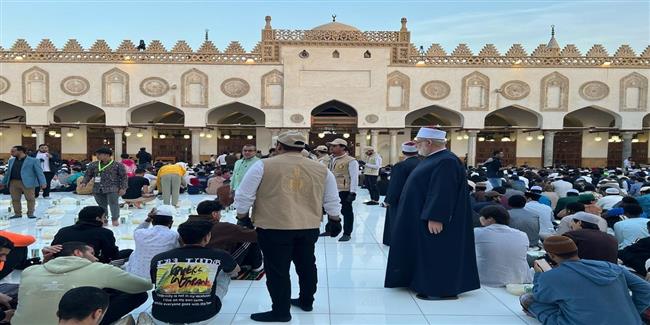 وكيل الأزهر يتفقَّد الإفطار الجماعي بالجامع الأزهر… مشهد يؤكِّد عالمية رسالة الأزهر  