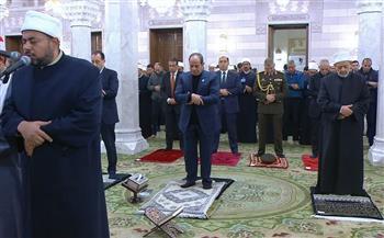 الرئيس السيسي يتفقد اعمال التطوير بمسجد السيدة نفيسة ويؤدى به  صلاة الفجر 