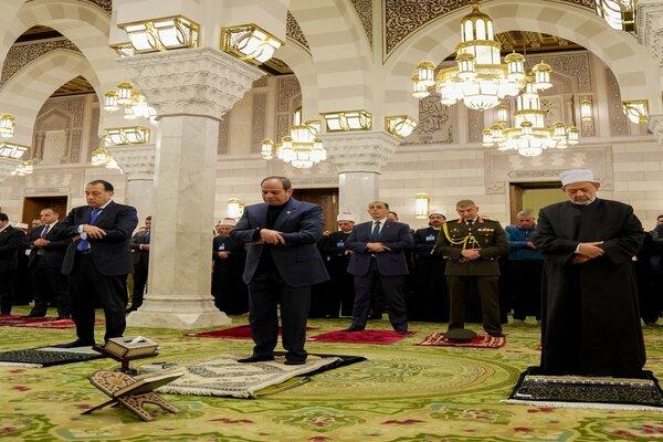 الرئيس السيسي يؤدي صلاة الفجر في مسجد السيدة نفيسة| صور