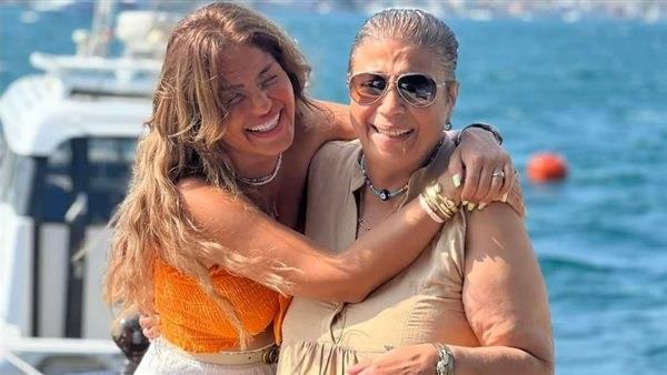 «ربنا يديم ضحكتك القمر».. منة فضالي تهنئ والدتها بعيد الأم