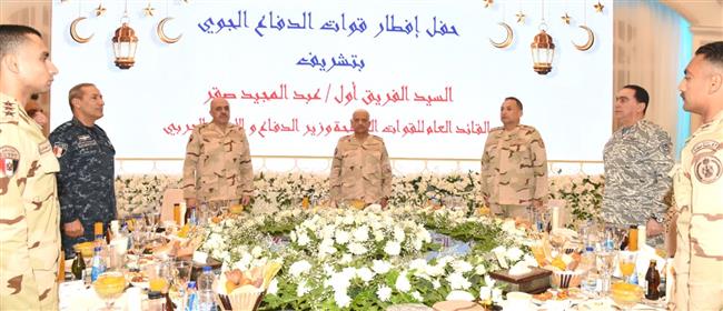 الفريق أول عبدالمجيد صقر يشارك عدد من مقاتلى قوات الدفاع الجوي تناول وجبة الإفطار 