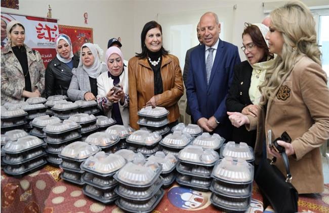 نائبة رئيسة قومي المرأة ومحافظ القاهرة يتفقدان مطبخ المصرية بحي الأسمرات 