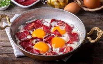 سحور 25 رمضان.. بيض بالبسطرمة والجبن