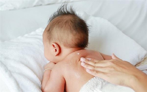 للأمهات.. تعرفي على أهم فوائد تدليك بشرة طفلك