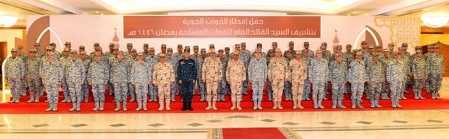 الفريق اول عبد المجيد صقر يشارك مقاتلى القوات الجوية تناول وجبة الإفطار 