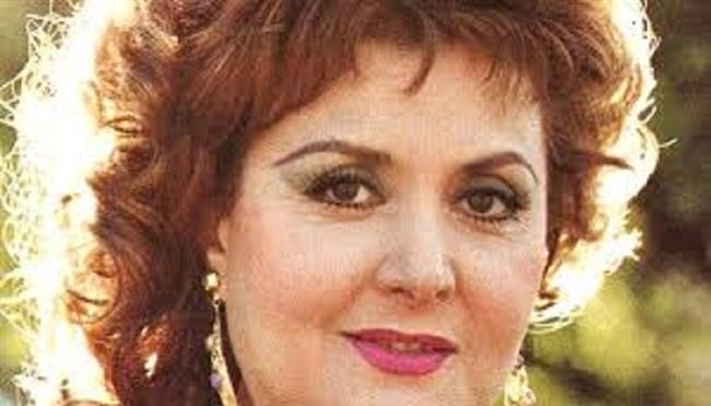 مطبخ الفن.. ليلى طاهر لديها شيف خاص لكن تصر على عمل صنية قرع العسل