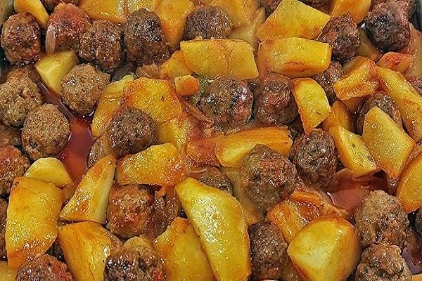 إفطار 7 رمضان.. طاجن بطاطس بالكفتة مع أرز مبهر 