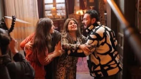 أحمد زاهر يقدم اعتذارًا لابنته ملك بعد عرض الحلقة الثامنة من «سيد الناس» 