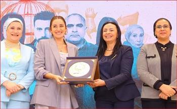  وزيرة التضامن الاجتماعي تكرم أبطال مسلسل "لام شمسية" وتؤكد أهمية الدراما في رفع الوعي الاجتماعي| فيديو 
