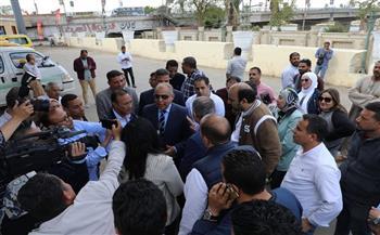 محافظ المنيا يتفقد مواقف سيارات الأجرة للتأكد من الالتزام بالتعريفة الجديدة لخطوط السير