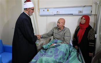 خلال تفقده مصابي غزة بمستشفى العريش.. مفتي الجمهورية: تضحيات المصابين والجرحى ستظل وسام شرف على جبين الأمة