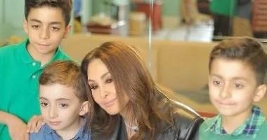 إليسا عن الطفل براين المريض بالسرطان: «زرته كرمال فرّحه بس هو اللى فرّحنى»