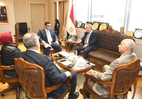 وزير الإسكان يلتقي رئيس «الوطنية للصحافة» لبحث التعاون المشترك
