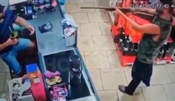 رد فعل صادم من برازيلي على لص مسلح.. أعصاب من حديد (فيديو)