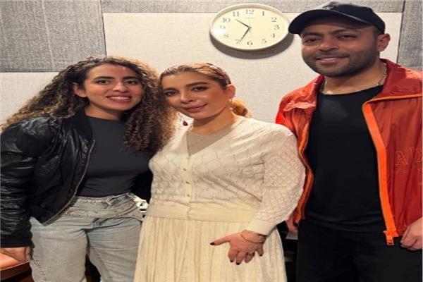منة عدلى القيعى تروّج لأغنيتها مع  صولا وتامر عاشور