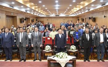 محافظ بورسعيد يلتقي "الإخوة الأقباط" العاملين بالديوان العام والأحياء ويهنئهم بعيد القيامة 