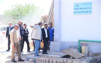 محافظ مطروح يتفقد أعمال توصيل مياه محطة "تحلية الرميلة" بالخزانات الاستراتيجية