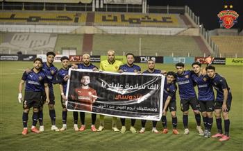 لاعبو سيراميكا يدعمون أحمد قندوسي على هامش مباراة زد