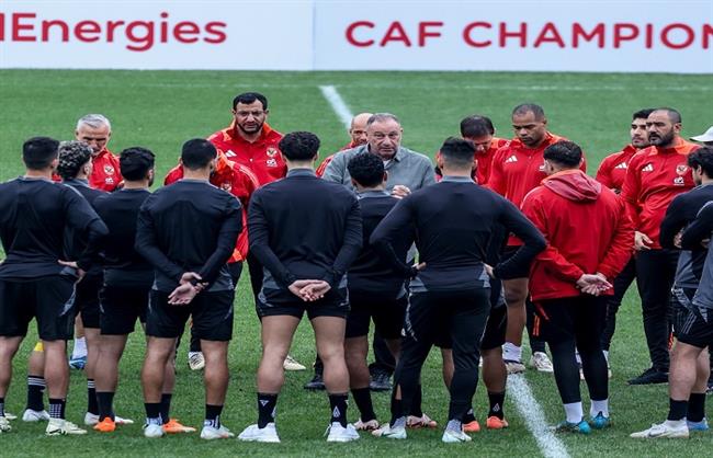 محمود الخطيب يحفز لاعبي الأهلي قبل مباراة صن داونز