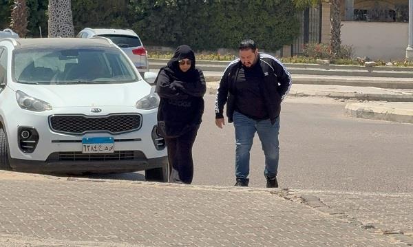 بالمسجد الكبير في الشيخ زايد.. شيماء سيف وزوجها محمد كارتر يصلان جنازة الفنان سليمان عيد 