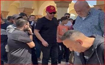 انتهاء صلاة جنازة الفنان الراحل سليمان عيد بحضور نجوم الفن