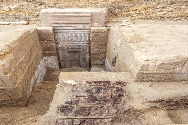 العثور على تمثال للملك زوسر وزوجته وبناته العشرة 