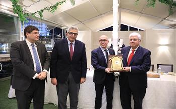 وزير التعليم العالي يكرم فريق العمل المشارك في تنظيم فعالية زيارة الرئيس الفرنسي لجامعة القاهرة