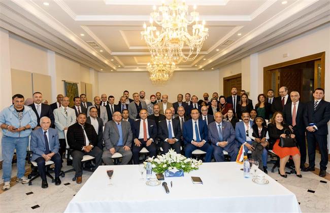 وزير الخارجية والهجرة يلتقي عددا من ممثلي الجالية المصرية في تونس