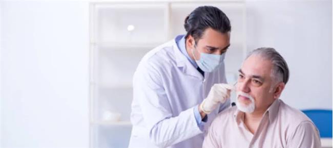 يجب الذهاب إلى طبيب فورا .. إذا شعرت بهذا فى أذنك!