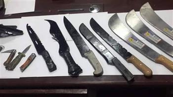 ضبط عاطل يروج لبيع الأسلحة البيضاء والصواعق الكهربائية عبر الإنترنت 