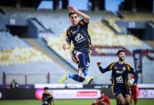 أشرف بن شرقي على دكة بدلاء الأهلي ضد صن داونز في دوري الأبطال